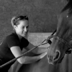 Maud Chatel pendant une séance de massage équin