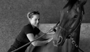 Maud Chatel pendant une séance de massage équin